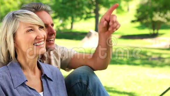 坐在公园里的幸福夫妻视频的预览图