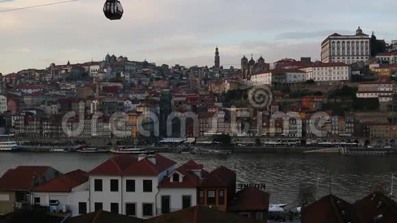葡萄牙老波尔图的杜罗河景观旅行视频的预览图