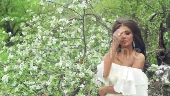 一个穿着白色裙子的黑皮肤漂亮女人视频的预览图