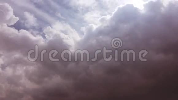 黑色背景上的一组孤立的云设计元素白色孤立的云切割出的云视频的预览图