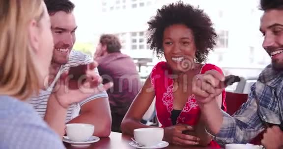 一群坐在咖啡店聊天的朋友视频的预览图