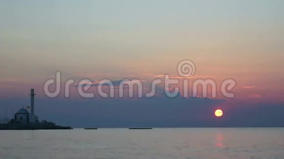 夕阳海水晒太阳景观视频的预览图