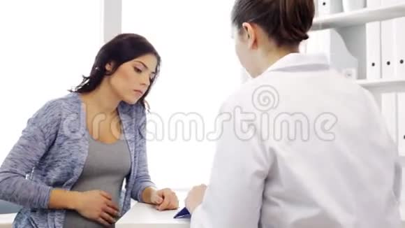 妇科医生和孕妇住院视频的预览图