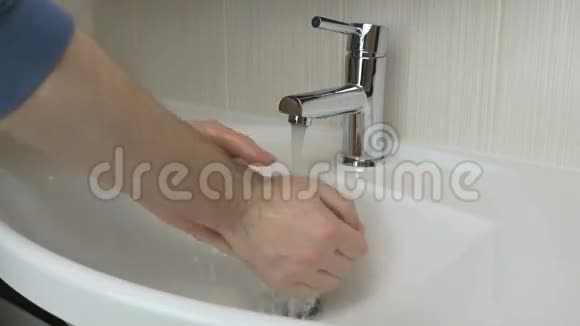在浴室里洗手的人视频的预览图