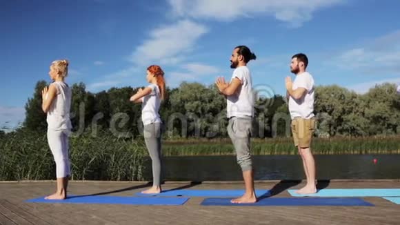 在户外做瑜伽运动的人群视频的预览图