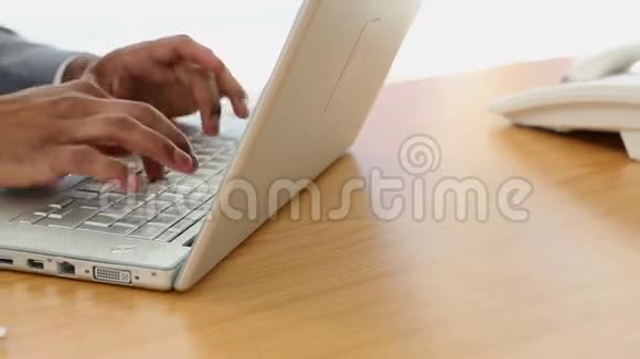 商人在笔记本电脑上打字视频的预览图