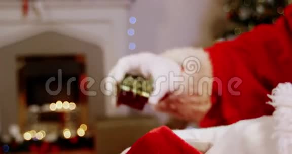 圣诞老人拿着礼品盒视频的预览图