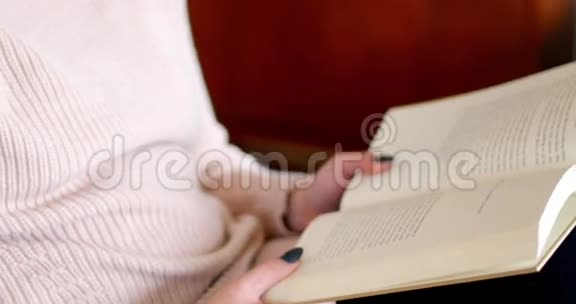 在客厅里读小说的女人视频的预览图