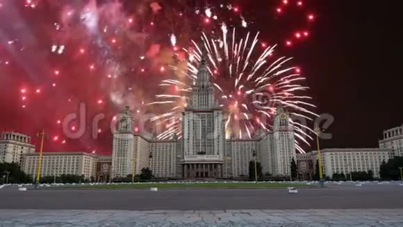 俄罗斯洛蒙诺索夫莫斯科国立大学主楼烟火视频的预览图