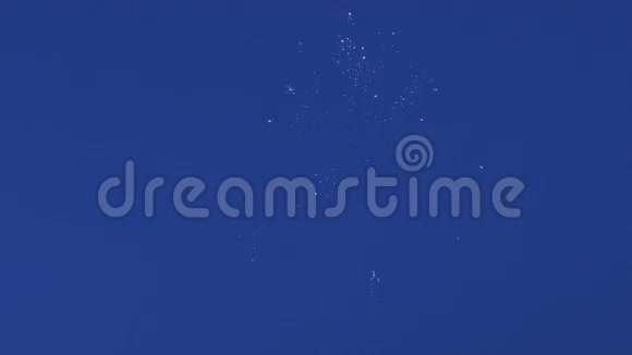 蓝天背景上美丽的烟花视频的预览图