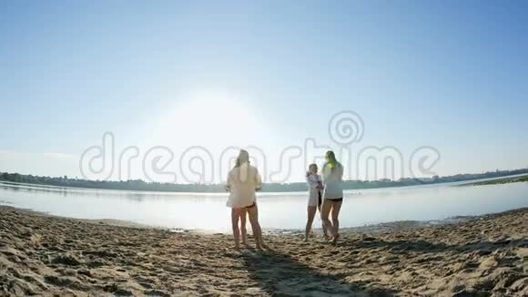 黎明时分四个女孩在湖边沙滩上跳舞视频的预览图