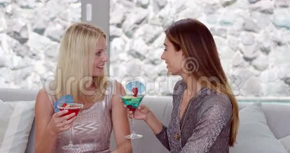 微笑的女人喝鸡尾酒视频的预览图