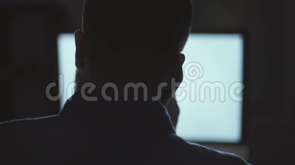一个人在用电脑打电话视频的预览图