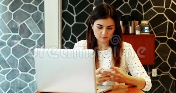 细心的女商人用手机视频的预览图