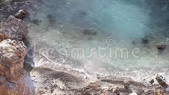 美丽的自然景观海洋岩石海岸视频的预览图