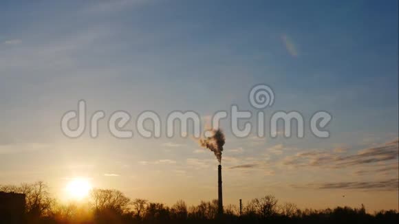 太阳升起时天空和移动的云电厂管道与烟雾拉脱维亚4K视频的预览图