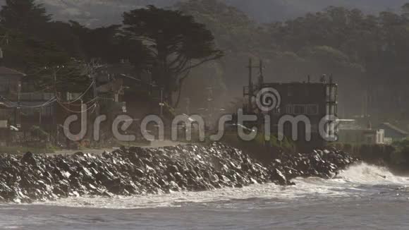 海浪撞击海滩和岩石悬崖视频的预览图