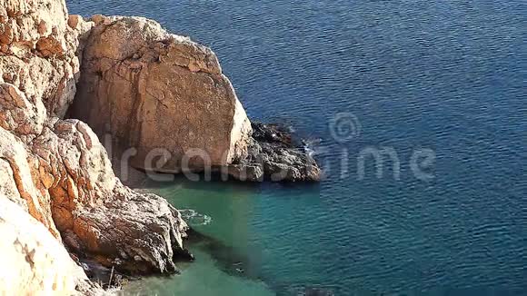 美丽的自然景观海洋岩石海岸视频的预览图