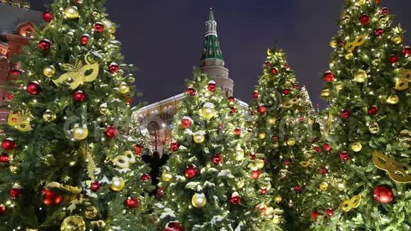 圣诞节和新年假期照明和曼日广场在晚上莫斯科俄罗斯视频的预览图
