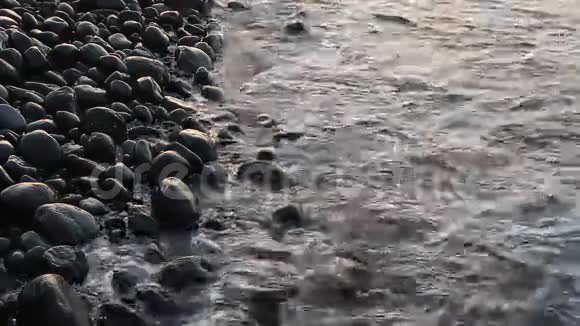 在石头海岸冲浪视频的预览图