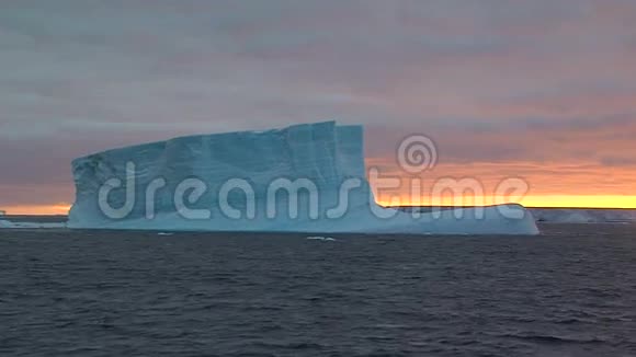 冰冷极地海洋中的冰山视频的预览图