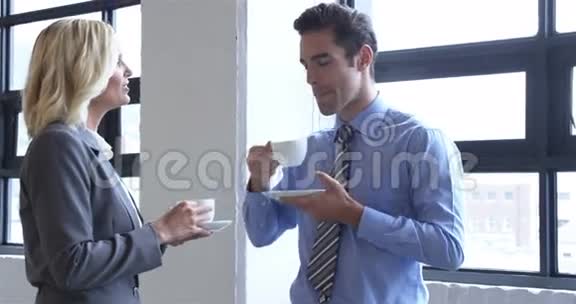商务同事喝咖啡视频的预览图