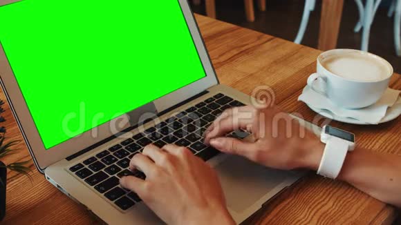女人一边喝咖啡一边用笔记本电脑视频的预览图
