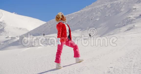 快乐的年轻女子在冬雪中摆姿势视频的预览图