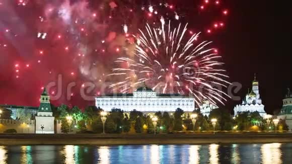 在克里姆林宫上空燃放烟花莫斯科俄罗斯莫斯科最受欢迎的景色视频的预览图