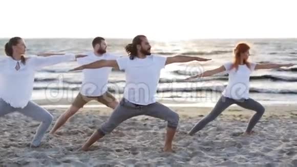 在海滩上做瑜伽练习的人群视频的预览图