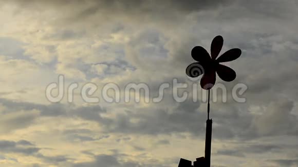 风力涡轮机和天空视频的预览图
