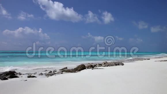 马尔代夫Fulhadhoo岛海滩有白色沙滩和海水视频的预览图