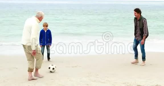 一家人一起踢足球视频的预览图
