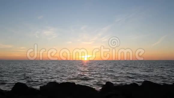 日落于水面视频的预览图