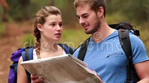 年轻夫妇一起徒步旅行视频的预览图