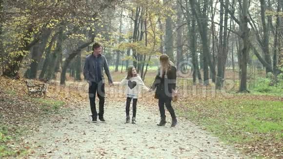 一家人牵着手在公园散步视频的预览图