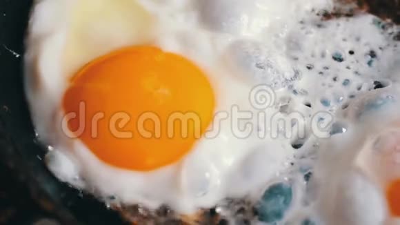 准备炒鸡蛋热煎锅视频的预览图