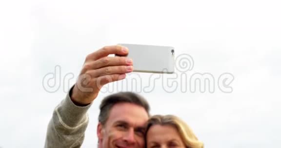 成熟的情侣用手机自拍视频的预览图