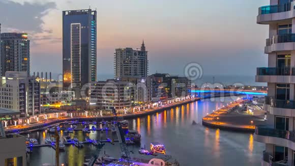 迪拜码头的空中景观白天到晚上视频的预览图