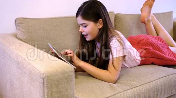 女孩在家里使用数字平板电脑视频的预览图