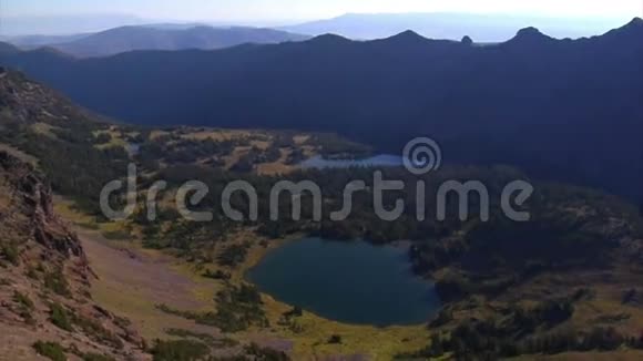 森林山脉和湖泊的空中拍摄视频的预览图