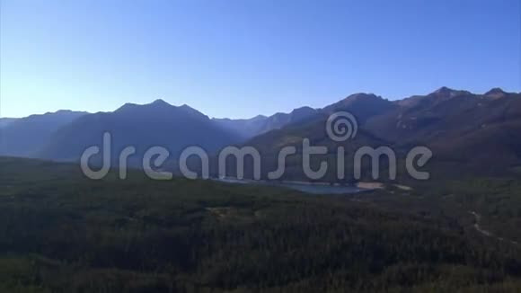 森林山脉和湖泊的空中拍摄视频的预览图
