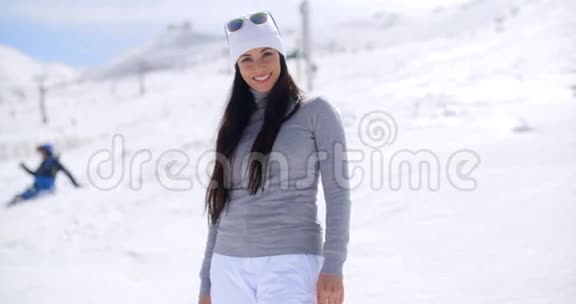 美丽的女人在滑雪坡上笑视频的预览图