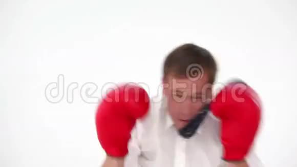 带手套的商人拳击视频的预览图