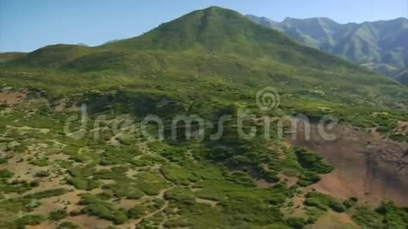 绿色森林和山脉的空中拍摄视频的预览图