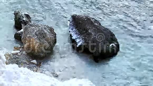 美丽的自然景观海洋岩石海岸视频的预览图