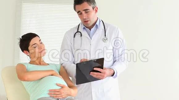孕妇和她的医生视频的预览图