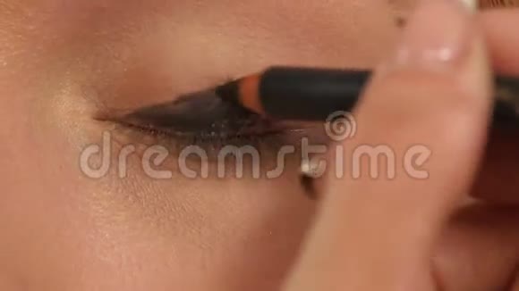 眼妆女人涂抹眼影粉闭上眼睛视频的预览图