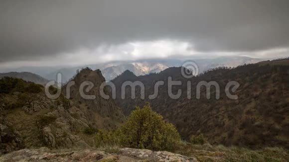 云的形成和运动直到中高加索山脉陡峭的山坡视频的预览图