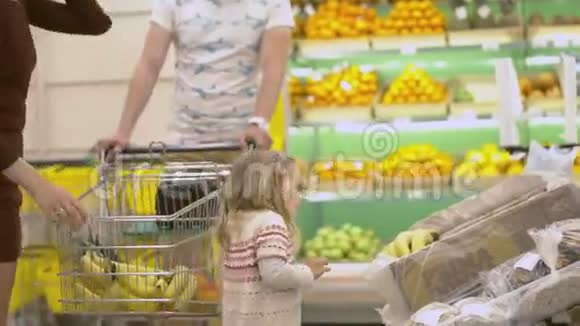 家人在超市购物视频的预览图